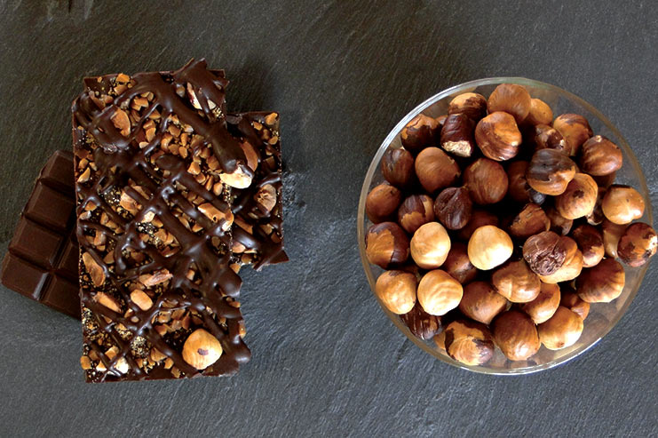 Dark chocolate with caramel pieces, hazelnuts and almonds