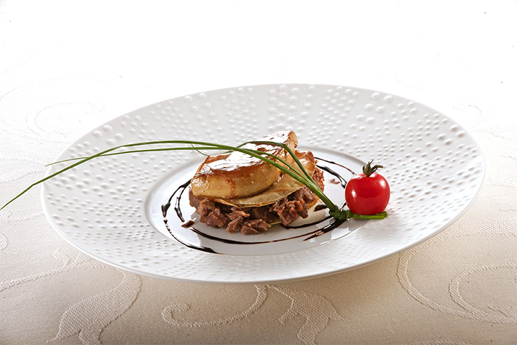 Millefeuille de foie gras poêlé et canard confit aux éclats de caramel